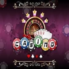 Dealer live casino profesional sedang bertugas dalam sesi permainan real time